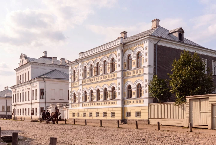 Здание 3-х этажное, общ.пл. 2845,9 кв.м, земельный участок, общ.пл. 2074 кв.м: Ярославская область, г. Ростов, ул. Покровская (бывш. Ленинская), д. 40